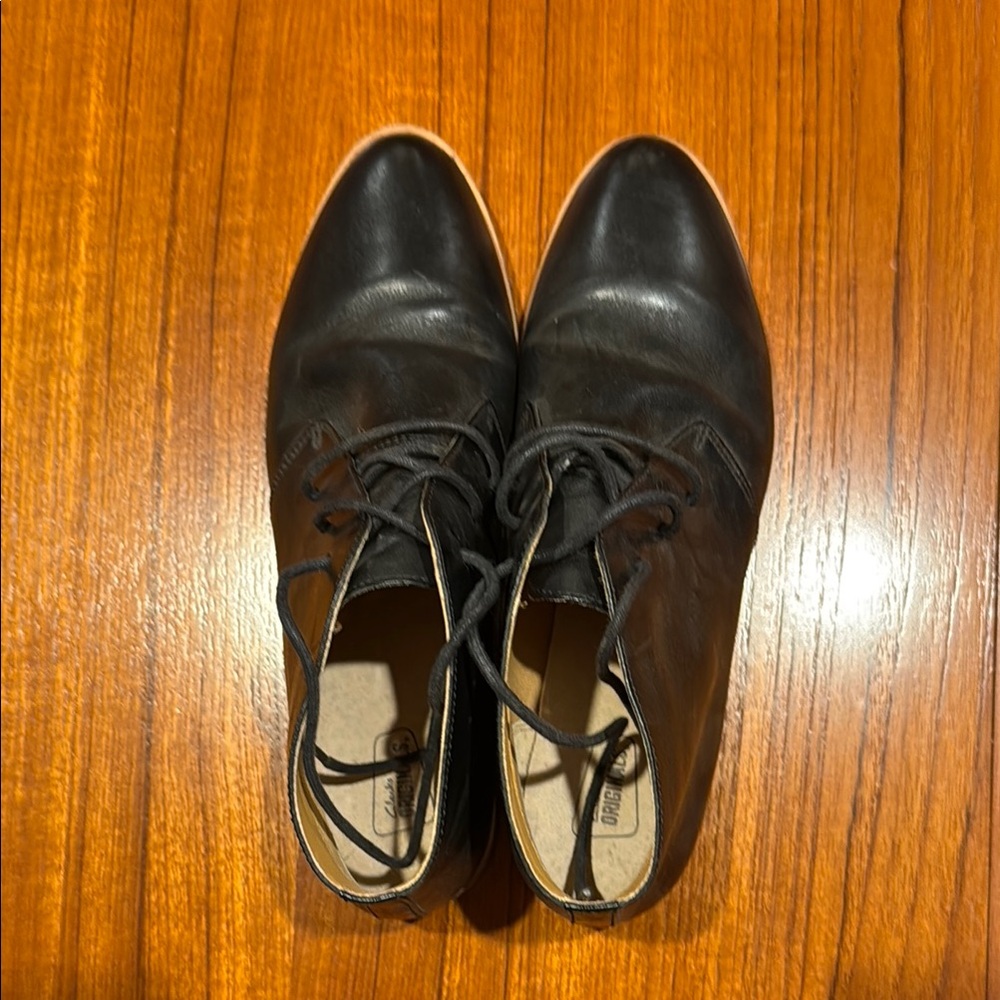 Clark’s Black Leather Women's Shoes with rubberized non slip sole.